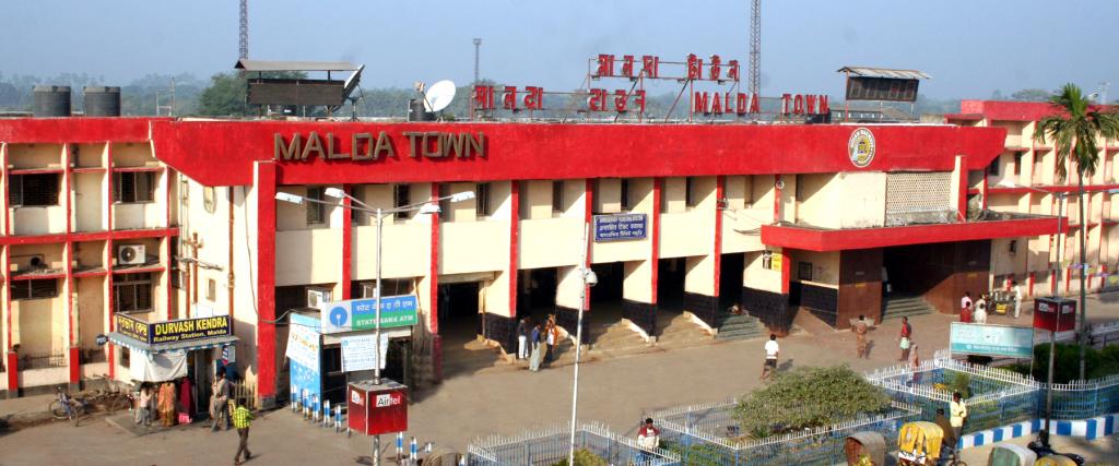 মালদহে অস্ত্রের ডেরা; 7mm পিস্তল, ম্যাগাজিন গুলি উদ্ধার। পুলিশের সাফল্যে গ্রেফতারিও