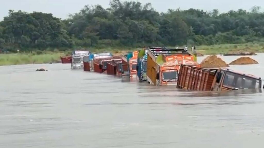 বালি তোলার সময় বিপত্তি! দামোদরের জলে তলিয়ে গেল একাধিক লরি