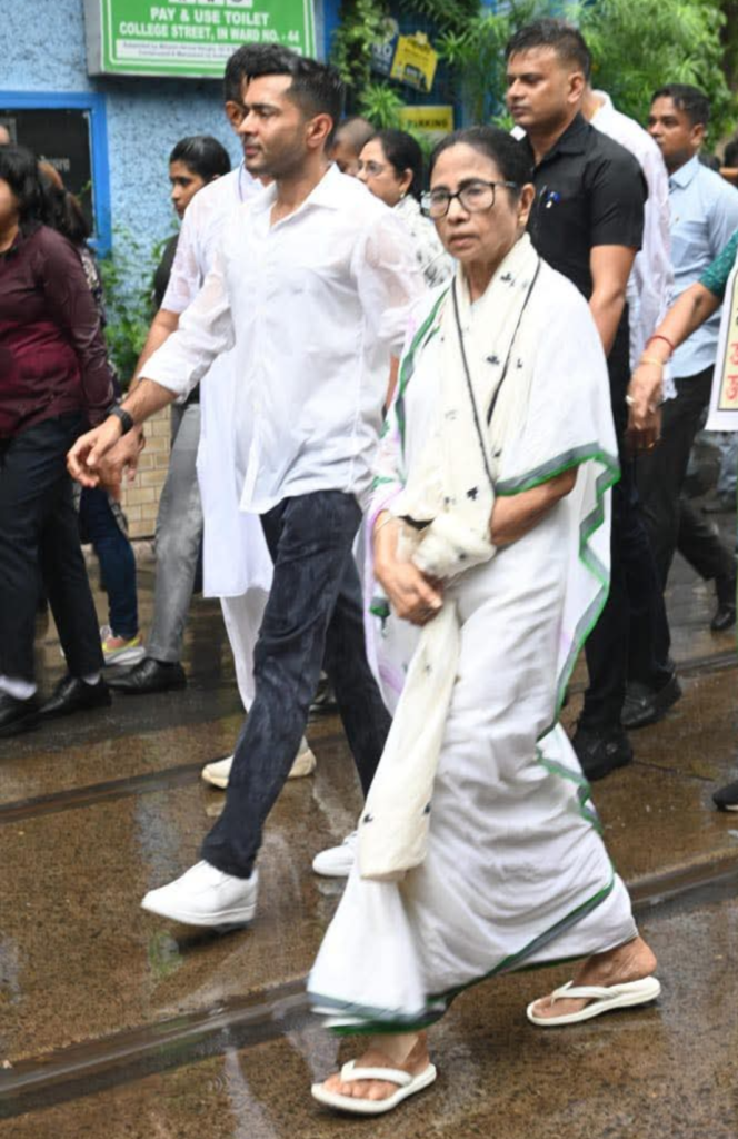 গোপন নোটিশে বাংলার গলা টিপে ধরার ছক, রাজপথে প্রতিবাদের আগুন জ্বালালেন মমতা