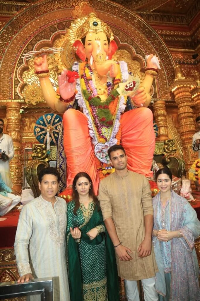 সচিন তেন্ডুলকার ও পরিবার লালবাগচা রাজায় ভক্তিমূলক দর্শনে
