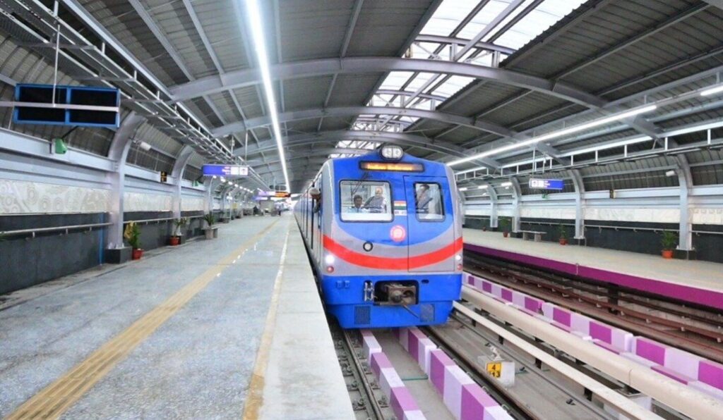 কলকাতা মেট্রোতে চতুর্থীর দুপুরে আত্মহত্যার চেষ্টা, যাত্রীরা চরম ভোগান্তিতে