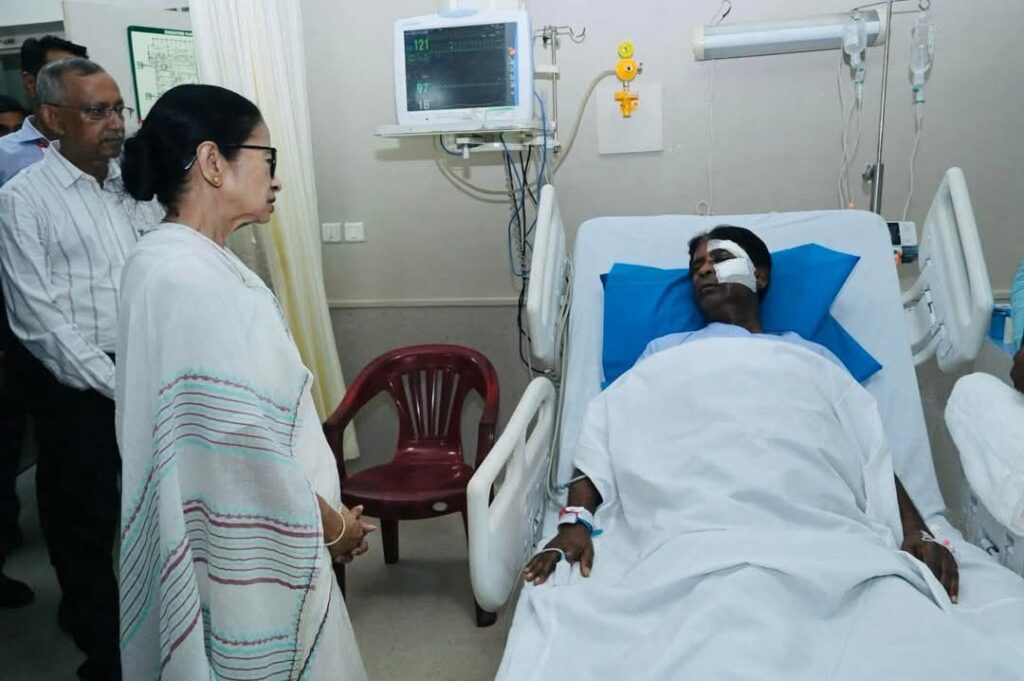“বিজেপি সাংসদের অবস্থা স্থিতিশীল” — আহত খগেন মুর্মুর হাত ধরে আশ্বাস মুখ্যমন্ত্রী মমতার