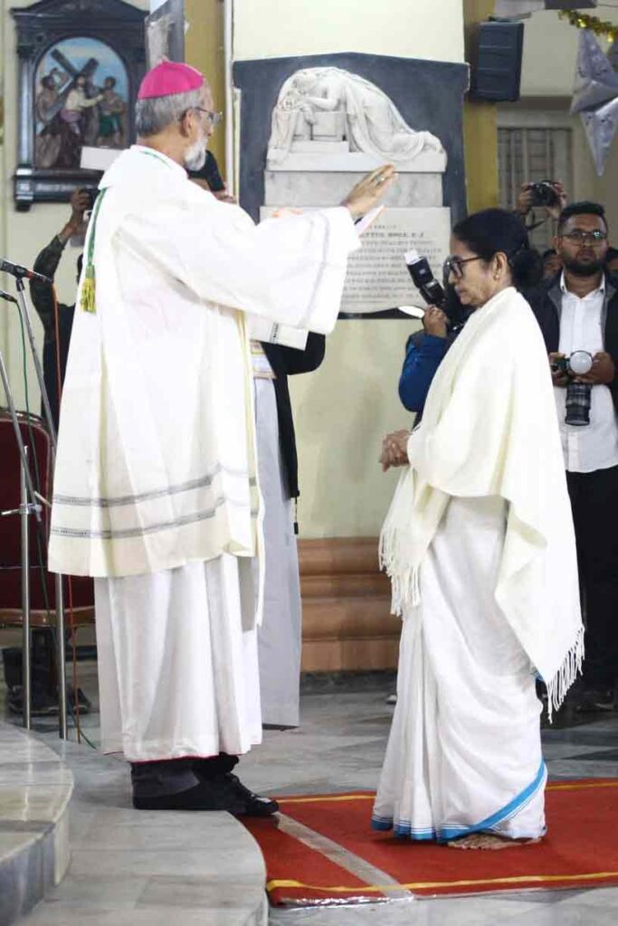 আলো, উচ্ছ্বাস আর সম্প্রীতির বার্তায় মোড়া কলকাতা, ক্রিসমাস ইভে চার্চে মুখ্যমন্ত্রী