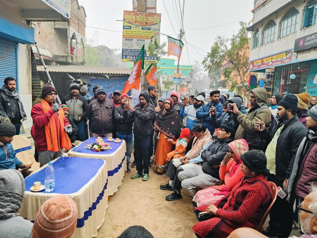 খড়্গপুর গ্রামীণে যমুনাবালি গ্রামে চা-চক্রে দিলীপ ঘোষ, জনসংযোগে রাজনৈতিক বার্তা