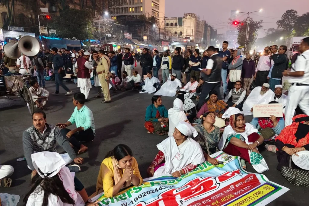 পুরসভা অভিযানে অঙ্গনওয়ারি–আশাকর্মীদের ধাক্কা, পুলিশের ব্যারিকেডে থমকে মিছিল, স্তব্ধ ধর্মতলা