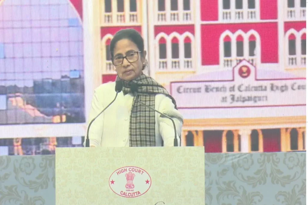 বিচারপতির মঞ্চে বসেই কেন্দ্রের বিরুদ্ধে আগুন মমতার, এজেন্সি-সংবিধান-ফান্ড—তিন ইস্যুতে সরাসরি সংঘাত