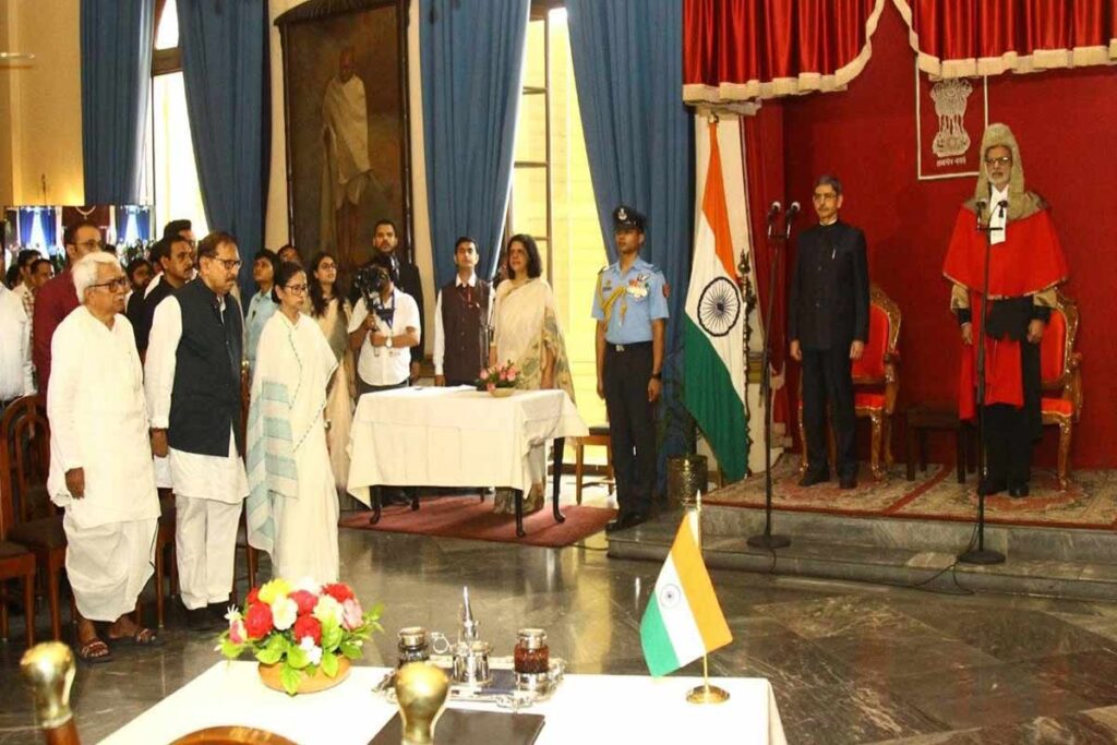 রাজ্যপালের শপথগ্রহণে নতুন প্রোটোকল: ‘বন্দেমাতরম’ ও ‘জনগণমন’-এ দাঁড়িয়ে ঘণ্টা বাজাল অতিথিরা