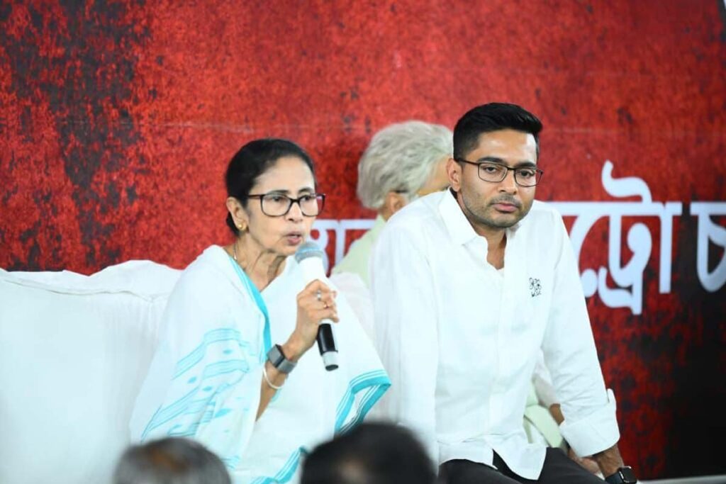 ভোটাধিকার রক্ষার লড়াই, ধর্মতলায় ধরনায় মমতা