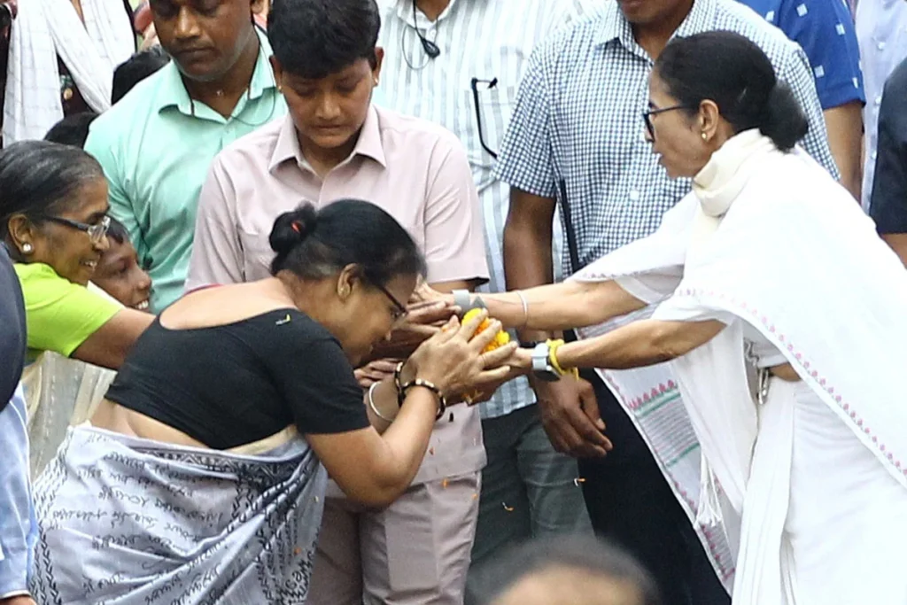 মাইক-বিতর্কের পর রাস্তায় জবাব, ভবানীপুরে পদযাত্রায় মমতা বন্দ্যোপাধ্যায়